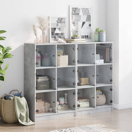 Boekenkast met deuren 136x37x109 cm bewerkt hout betongrijs - AllerleiShop